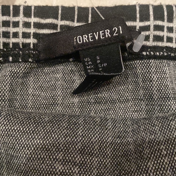 Black and white crop top - Picture 2 of 2